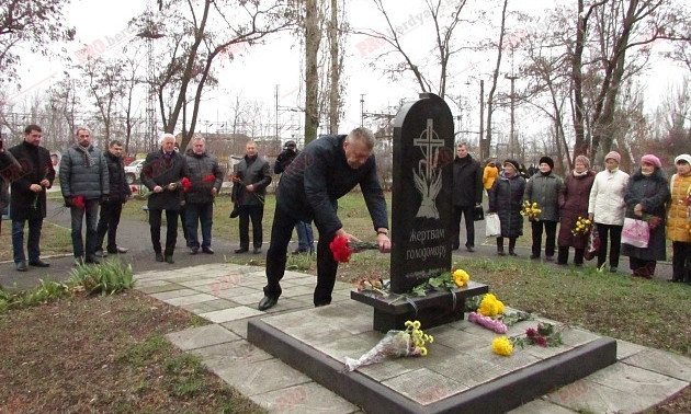 К памятному знаку "Жертвам голодомора" возложили цветы