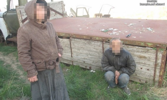 В Запорожской области супругов насильно держали на цепи 