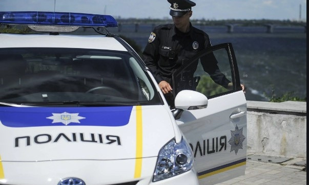 В Запорожье автомобиль полицейских наехал на человека