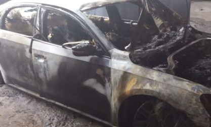 На Бабурке дотла сгорел автомобиль, еще три повреждены огнем (ФОТО)