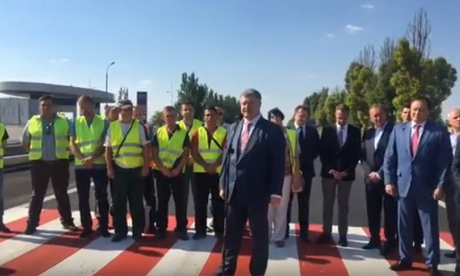Появилось видео, как Президент открывал дорогу под Запорожьем