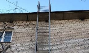 В Запорожье пожарная лестница угрожала жизни людей