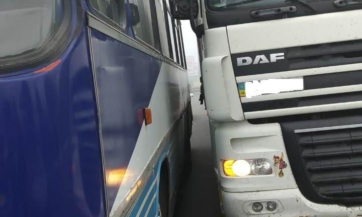 На мостах снова пробка: Столкнулись фура и автобус (ФОТО)
