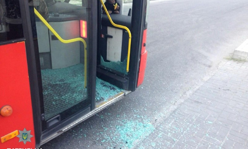 В Запорожье разбили окно рейсового автобуса