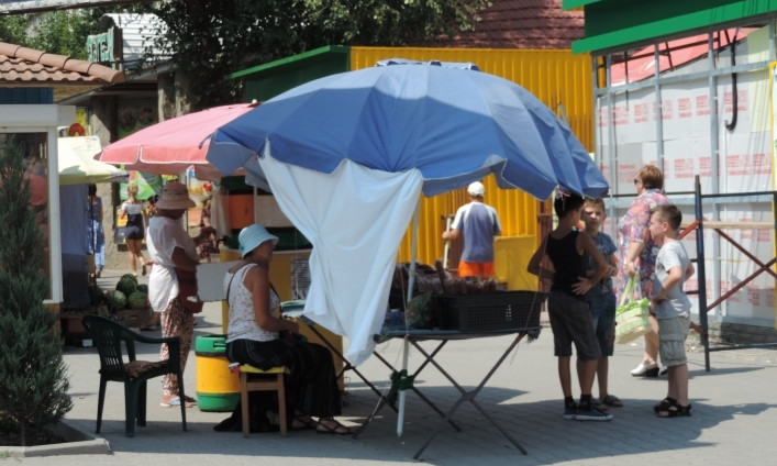 В 40-градусную жару на улице продают колбасу