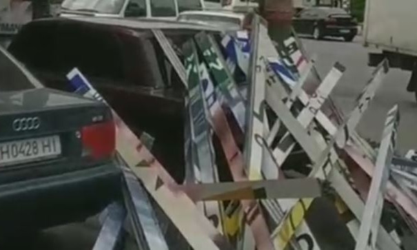 В Запорожье на машину рухнули части билборда (ВИДЕО)