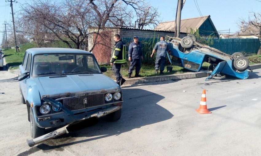 Серьезное ДТП в Заводском районе - автомобиль перевернулся на крышу (ФОТО)