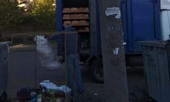 В Запорожской области хлеб возят вместе с мешками мусора (ФОТО)