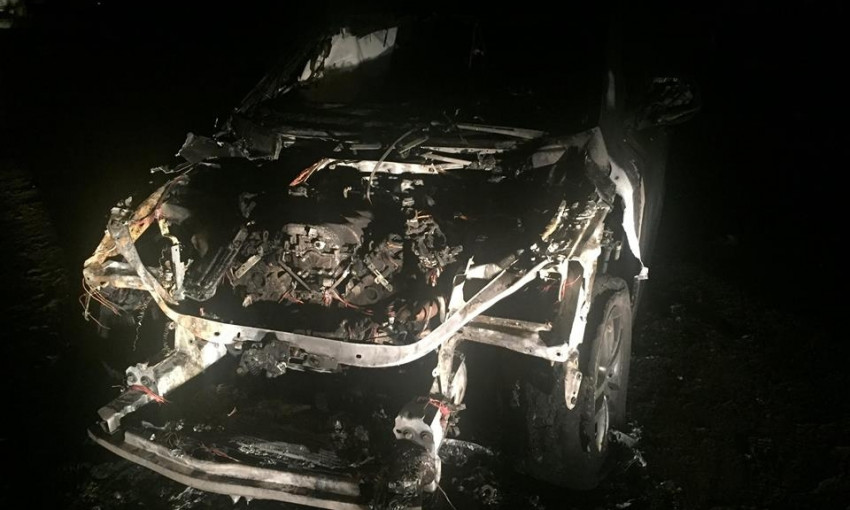 В Запорожье поиздевались над переселенцем и сожгли его авто (ФОТО)