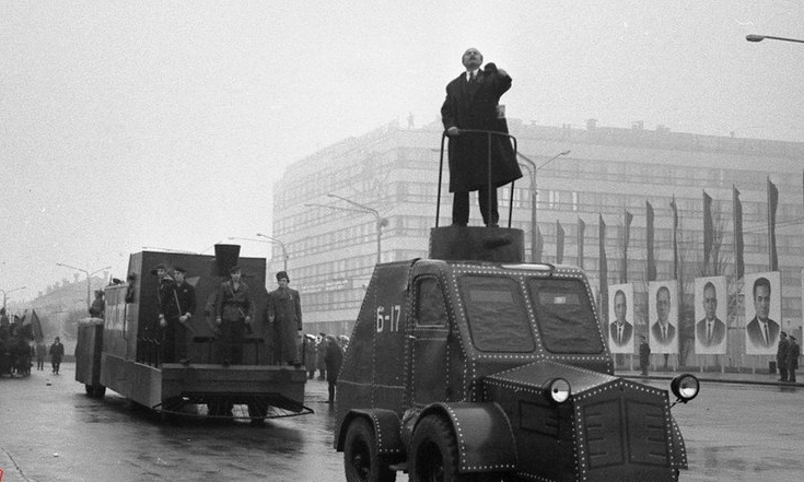 Ленин на броневике, тачанка и толпы матросов: как в Запорожье отмечали 7 ноября десятки лет назад (ФОТО)