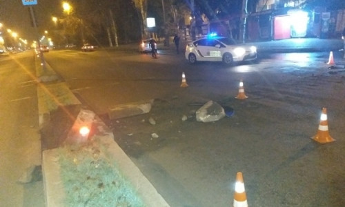 В Запорожье водитель разбил автомобилем бетонную разделительную полосу (ФОТО)