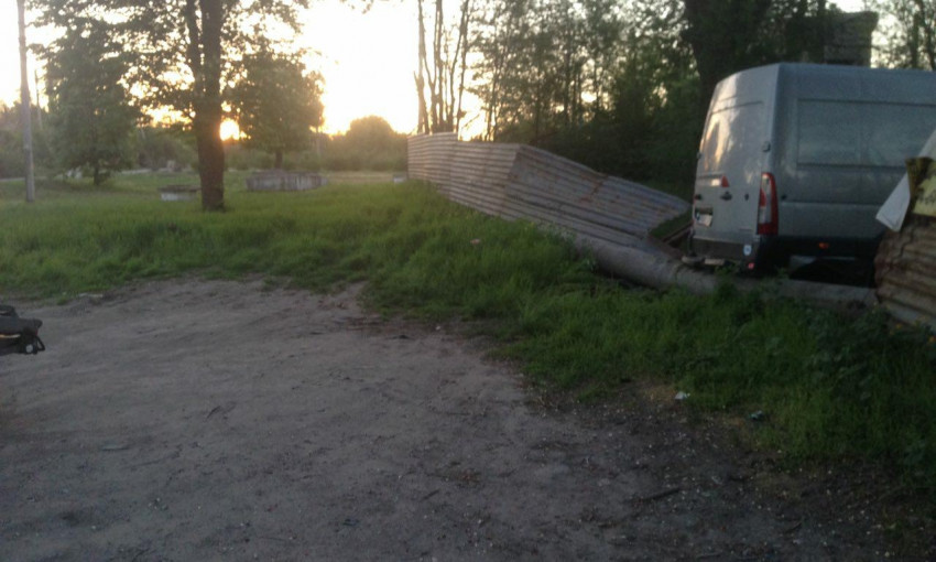 В Запорожье автомобиль въехал в забор "Водоканала" (ФОТО)
