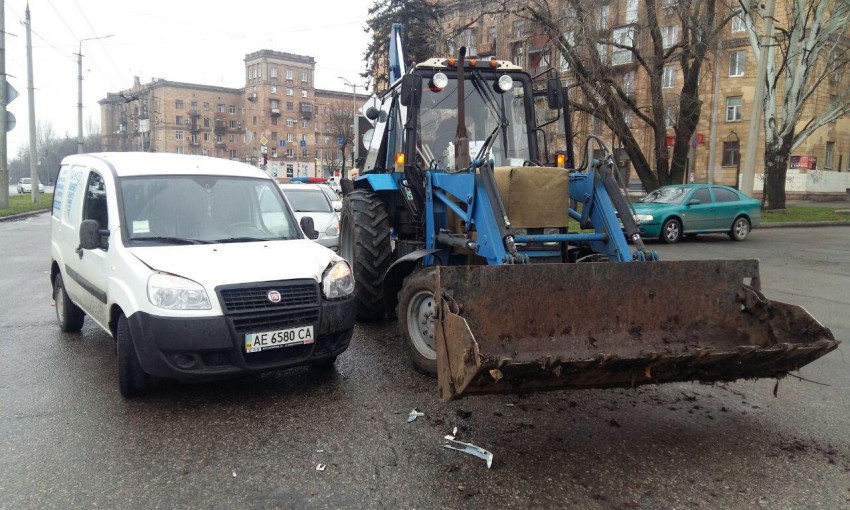 В центре Запорожья иномарка врезалась в строительную технику (ФОТО)