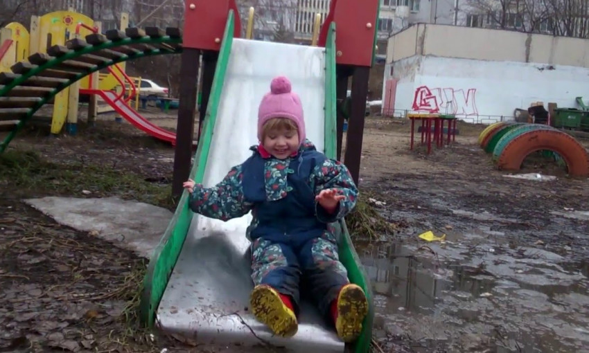 В сети высмеяли детскую площадку в Запорожье (ВИДЕО)