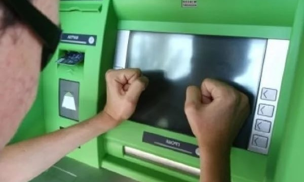 В Запорожской области банкомат выдает резанные купюры