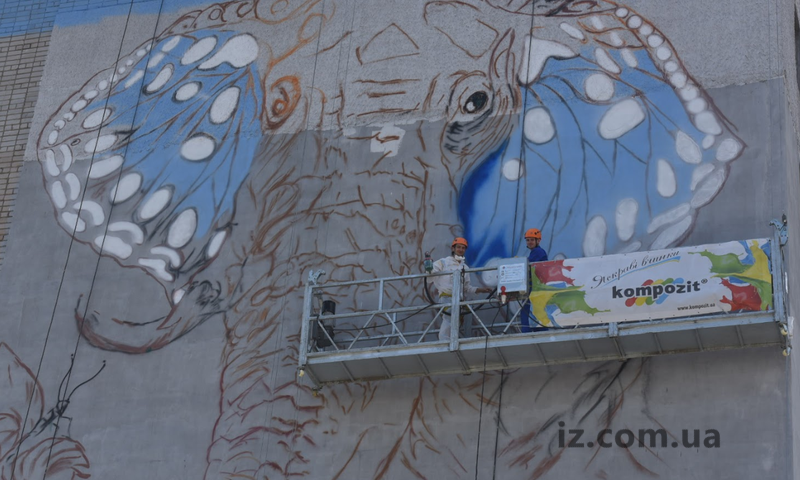 На многоэтажке в Запорожье поселился слон (ФОТО)