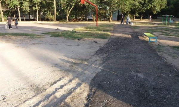 Жители Хортицкого района недовольны ремонтом спортплощадки