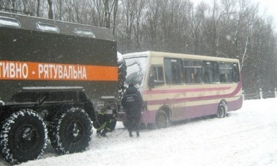 Рисковые туристы из Запорожья застряли в снежных заносах на Тернопольщине