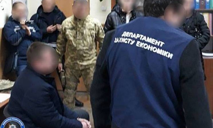На зампрокурора из Запорожской области надели наручники (ФОТО)
