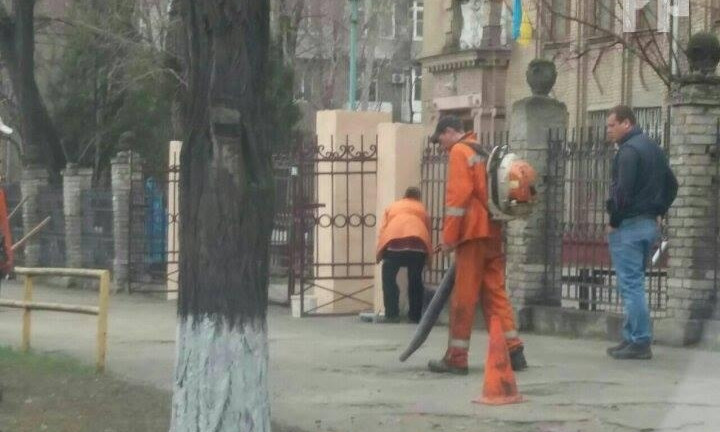 Фото, как запорожцы в спешке готовятся к приезду Порошенко