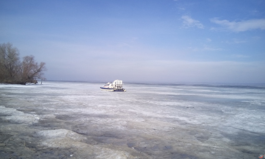 Запорожский рыбак поплавал на льдине