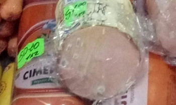 Фотофакт: На прилавках продают колбасу с плесенью