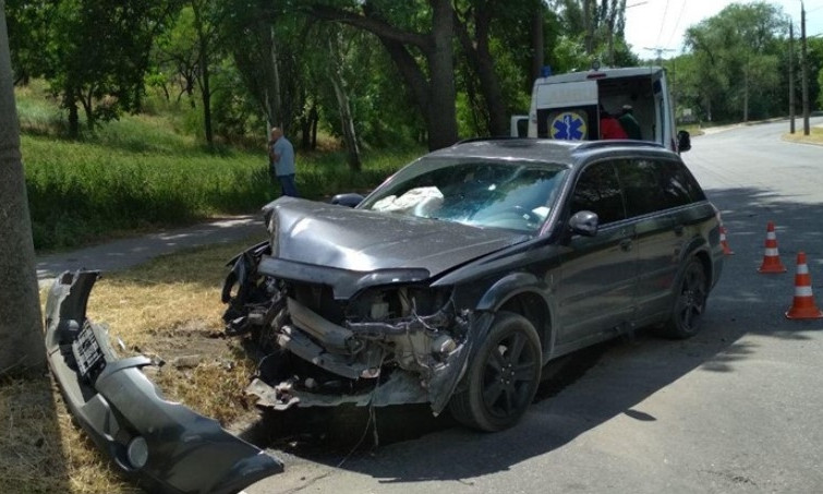 Женщина-водитель на "Субару" на полном ходу врезалась в столб: пострадали люди (ФОТО)