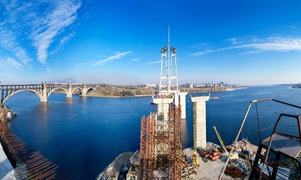 На строительстве запорожских мостов прикарманили 16 миллионов гривен