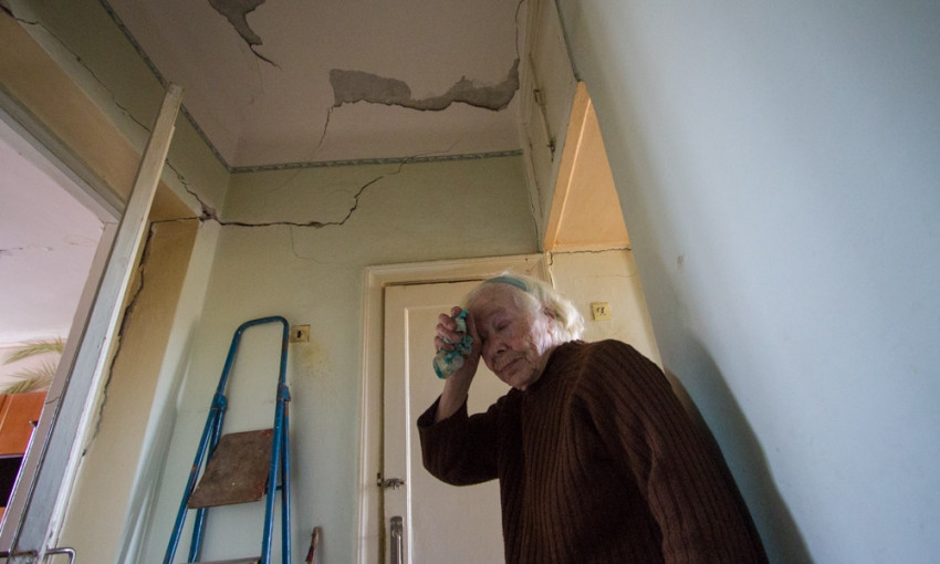Фоторепортаж: Как приходится выживать одинокой старушке в разрушающемся доме