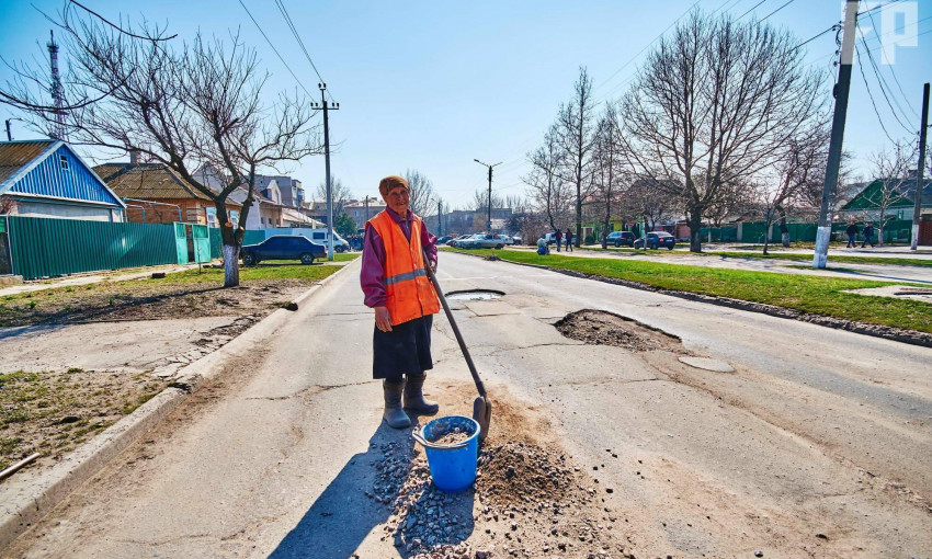 Пенсионеры не дожидаются коммунальщиков и сами ремонтируют дороги
