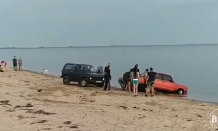 Курьезы: На запорожском курорте автомобиль дрифтуя угодил в море (ВИДЕО)