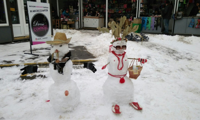 Запорожцев удивили фото необычных снеговиков
