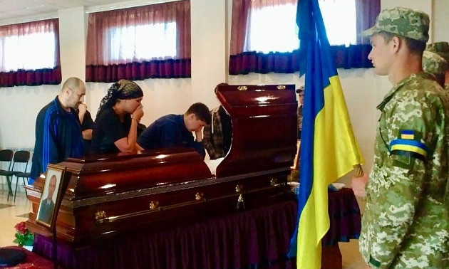 Появились фото похорон силовика, погибшего на востоке