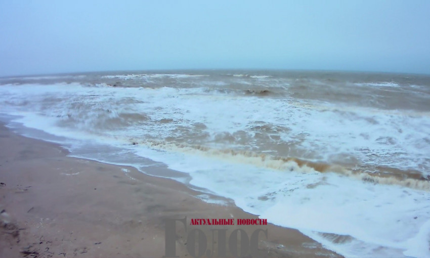 Фотофакт: Азовское море неспокойно - наблюдаются метровые волны
