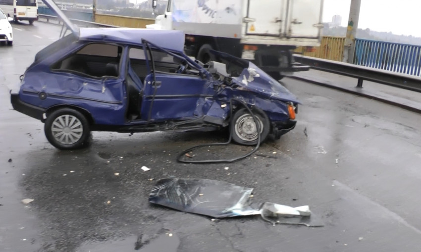 Фото "Isuzu" и изуродованной «Таврии» после аварии на Днепрогэсе