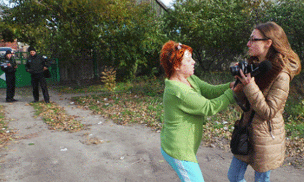 Скандал: Жительница области попыталась отобрать у журналиста фотоаппарат (фото)