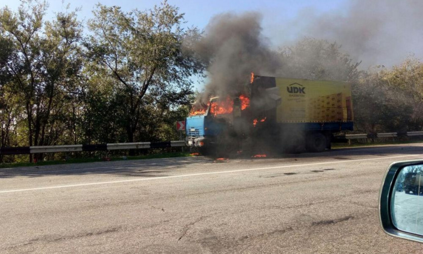 Фотофакт: На запорожской трассе горел грузовик