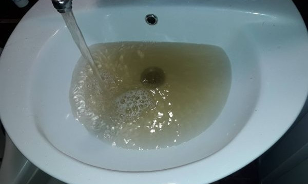 Фотофакт: Из кранов запорожцев течет ржавая, грязная вода