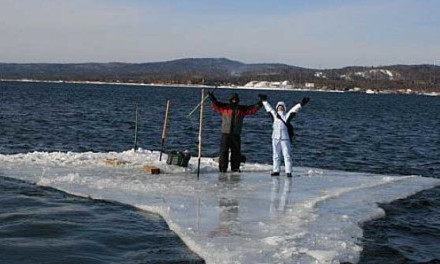 ЧП на рыбалке: двенадцать человек унесло на льдине
