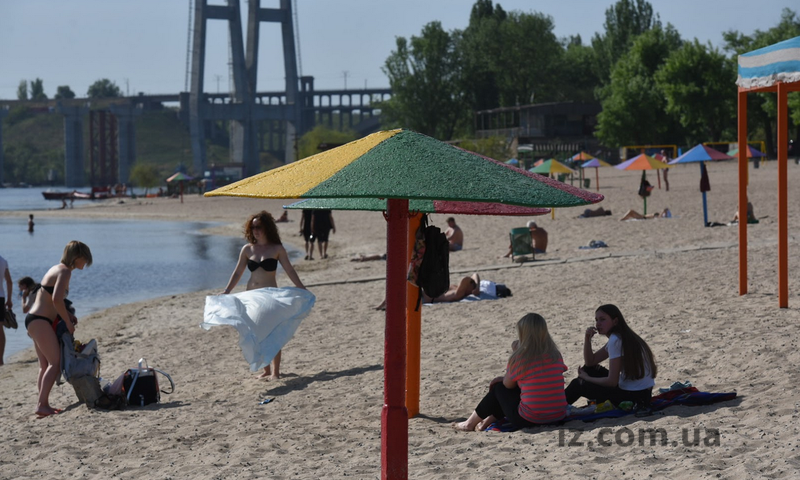 Жители Запорожья открыли сезон пляжей (ФОТО)
