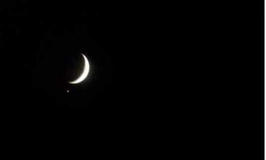 Необычное явление зафиксировали очевидцы возле Луны: возле нее близится светящаяся точка Юпитера