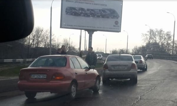 Сегодня в Запорожье из-за тройного ДТП образовалась пробка