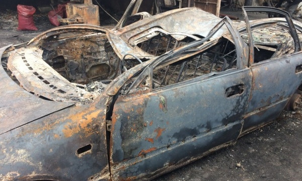Ночной пожар превратил шиномонтаж и 2 автомобиля в обугленный металлолом