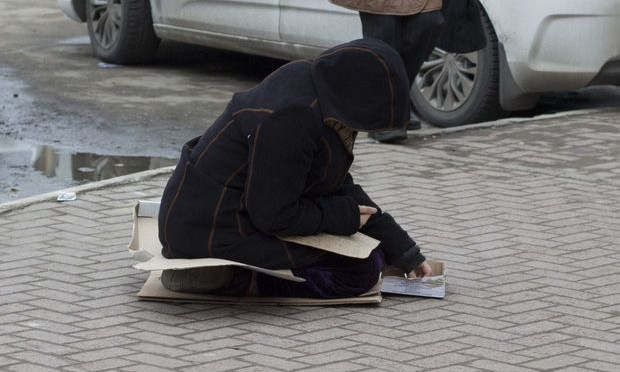Под Запорожьем женщина, которая просит милостыню, вызвала недоумение у прохожих, достав смартфон(ФОТО)