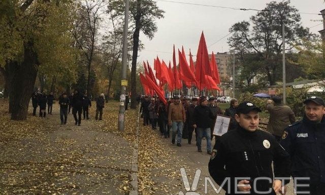 Запорожцы отмечают столетие Октябрьской революции (ФОТО)