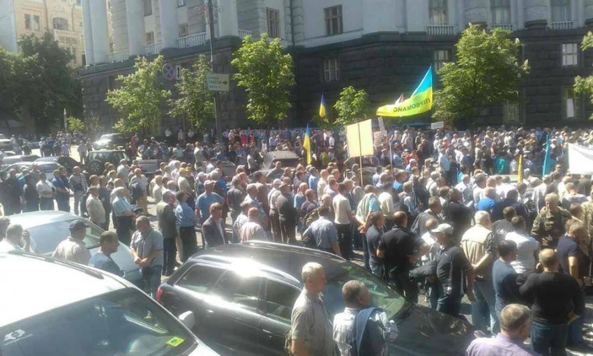 Появилось видео, как запорожцы митинговали в Киеве