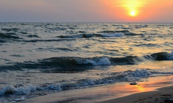 Фотофакт: На пляжах Кирилловки уже вовсю отдыхают люди 