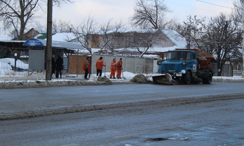 В Запорожье машины дорожной службы чистили снег там, где его нет (ФОТО)