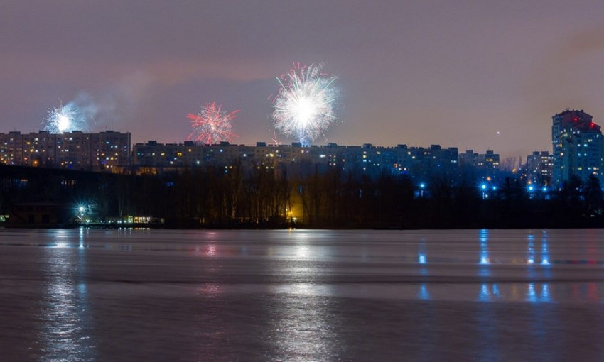 Волшебный город: Фотограф показал Запорожье в новогоднюю ночь (ФОТО)