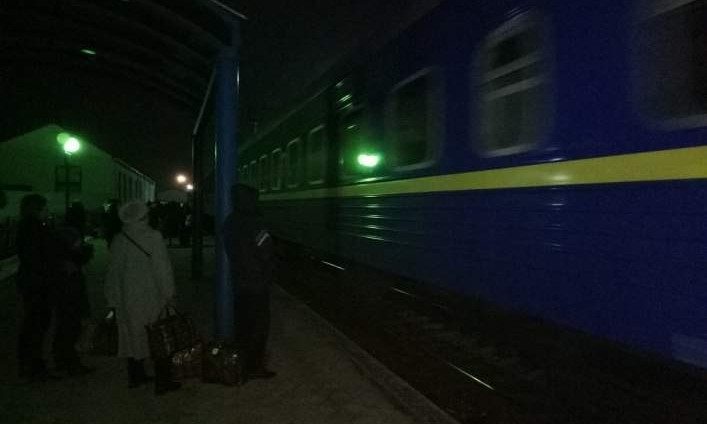 В Мелитополе пассажиры на ходу запрыгивают в поезд